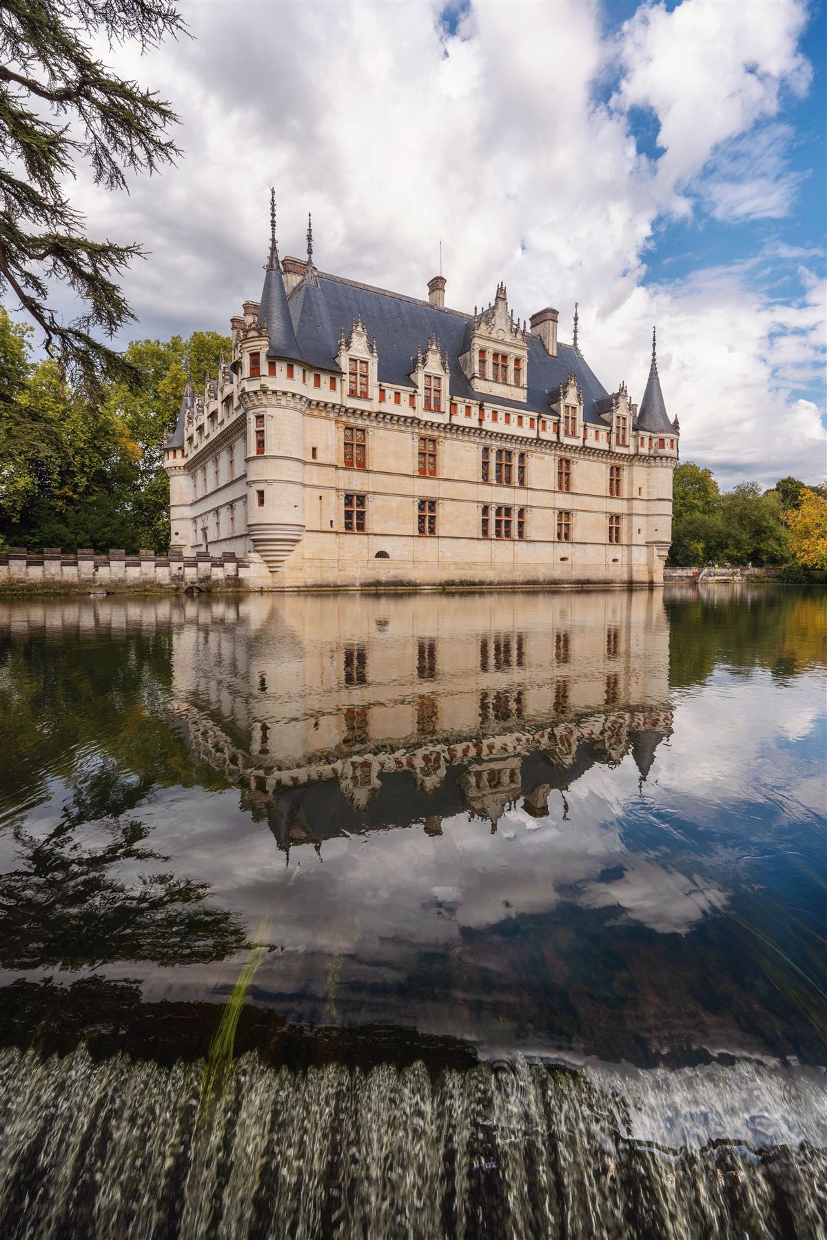 Le château d'Azay-le-Rideau se reflétant dans l'Indre