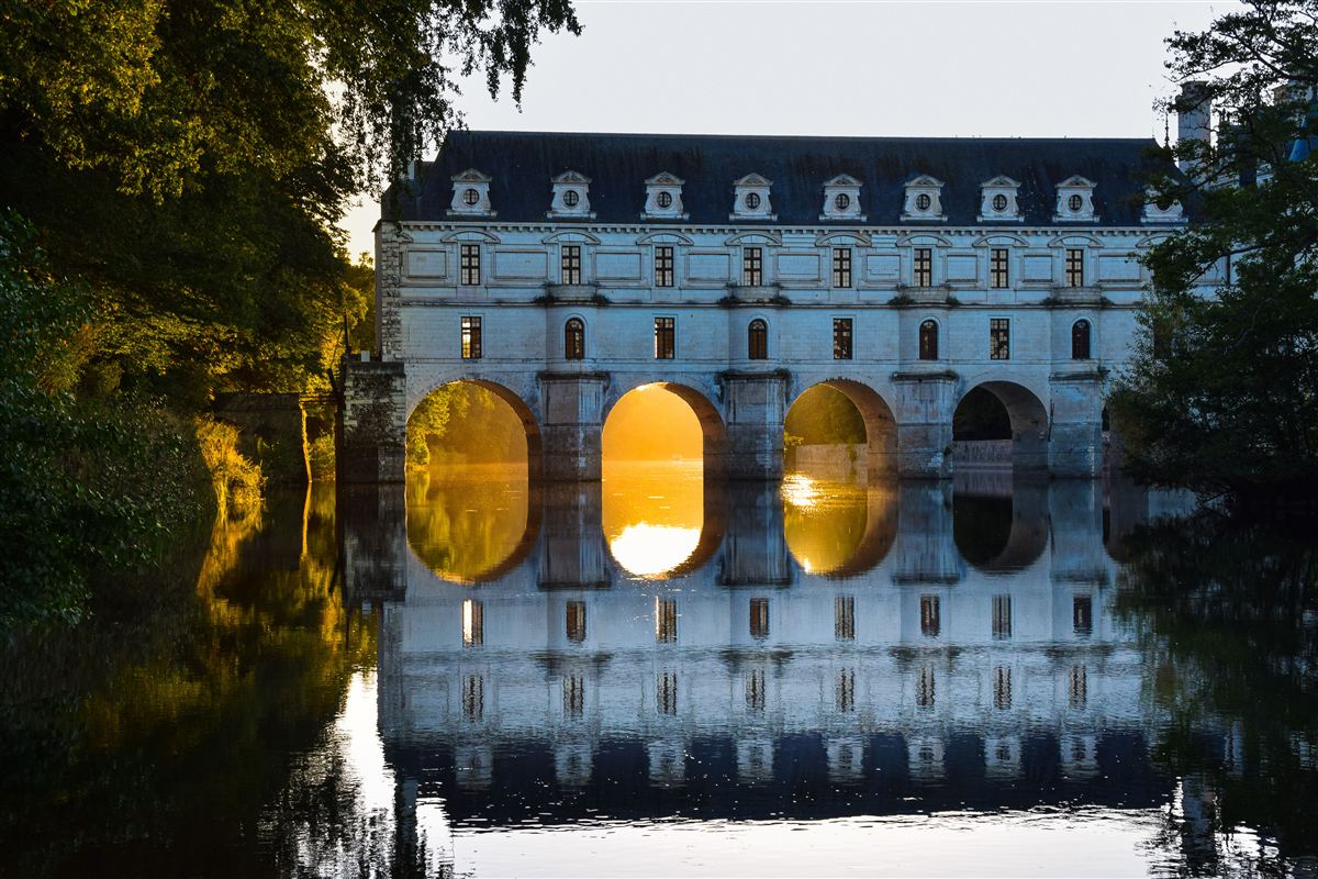 Le château de Chenonceau enjambant le Cher